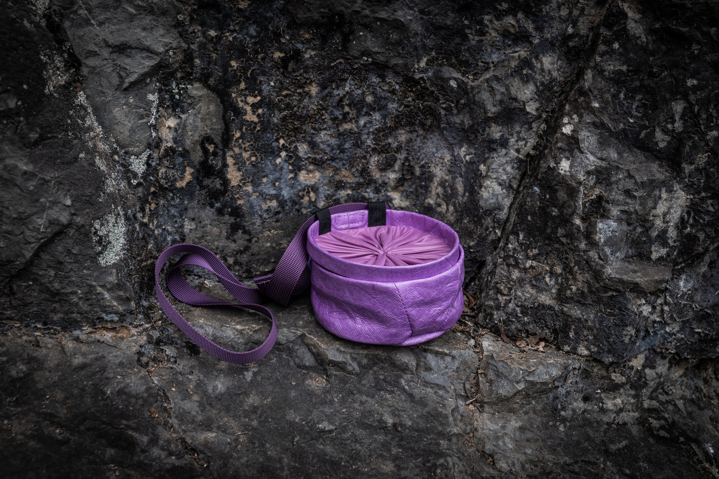 Chalk bag with light weight for climbing and bouldering
